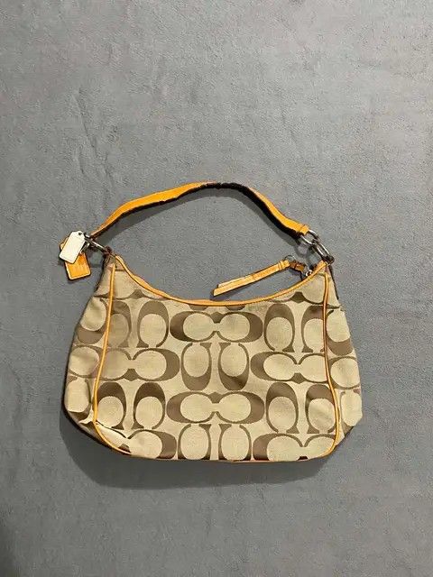 Coach Stripe Convertible (Category: Luxury Bags & Wallets) located in Talisay. Submitted by vokerzxc (Listing ID 1467303205, Image 3). Description: Excellent condition Good as new Complete tags Authentic Issue: None No hidden issue.