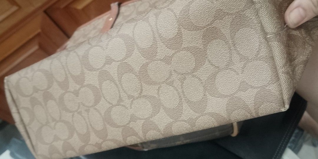 coach tote (Category: Shoulder Bags) located in Manila. Submitted by annemil_1984 (Listing ID 1460649249, Image 2). Description: check photo for flaw.