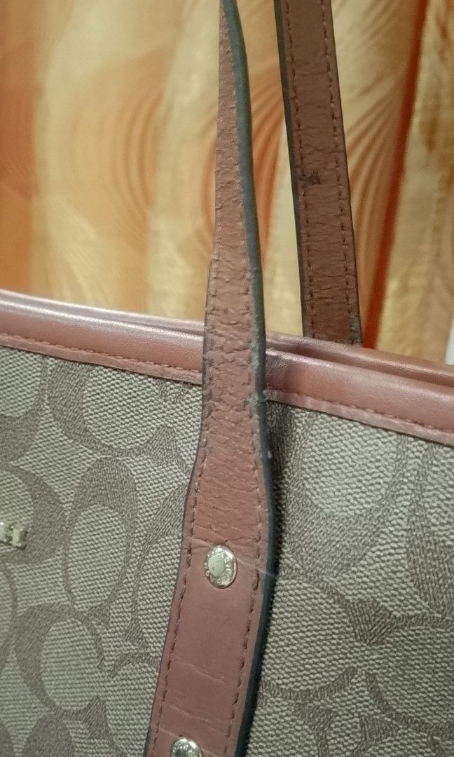 coach tote (Category: Shoulder Bags) located in Manila. Submitted by annemil_1984 (Listing ID 1460649249, Image 3). Description: check photo for flaw.