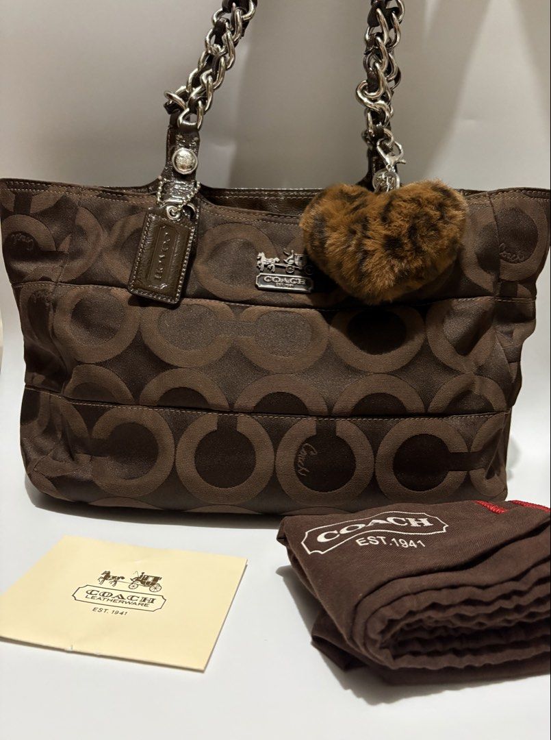 coach tote choco brown (Category: Shoulder Bags) located in Pasig City. Submitted by bagsby.camillah (Listing ID 1467269527, Image 1). Description: unused condition .