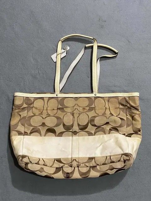Coach White Stripe (Category: Luxury Bags & Wallets) located in Talisay. Submitted by vokerzxc (Listing ID 1467304392, Image 3). Description: Good condition Issue: Sign of usage Complete tags Authentic No hidden issue.