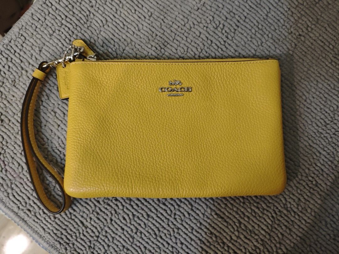 Coach WRISLET (Category: Luxury Bags & Wallets) located in Naga. Submitted by houseofamaree (Listing ID 1467285573, Image 1). Description: .