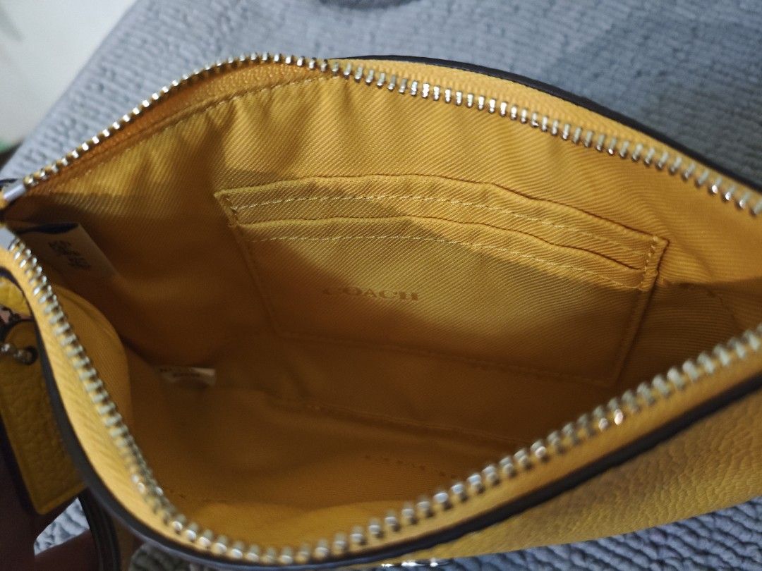 Coach WRISLET (Category: Luxury Bags & Wallets) located in Naga. Submitted by houseofamaree (Listing ID 1467285573, Image 3). Description: .