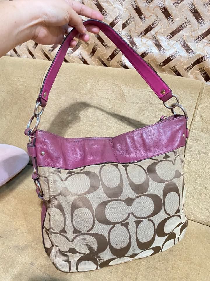 Coach Zoe (Category: Shoulder Bags) located in Dumaguete. Submitted by camillaolshoppe2 (Listing ID 1467185031, Image 1). Description: Authentic zoe May rubs lang sa likod Signs of usage sa leather at rubber lining Ang ganda pa Med/large size Please bawal sa sobrang arte gusto good as new.
