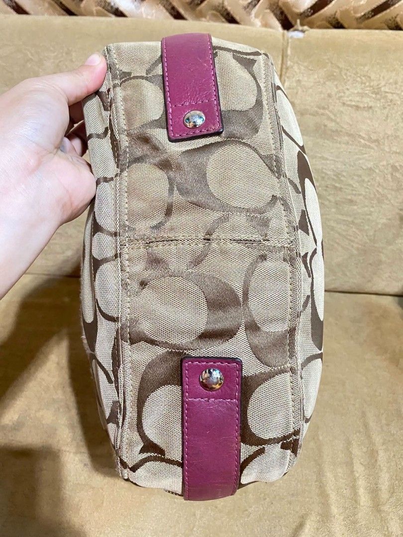 Coach Zoe (Category: Shoulder Bags) located in Dumaguete. Submitted by camillaolshoppe2 (Listing ID 1467185031, Image 2). Description: Authentic zoe May rubs lang sa likod Signs of usage sa leather at rubber lining Ang ganda pa Med/large size Please bawal sa sobrang arte gusto good as new.