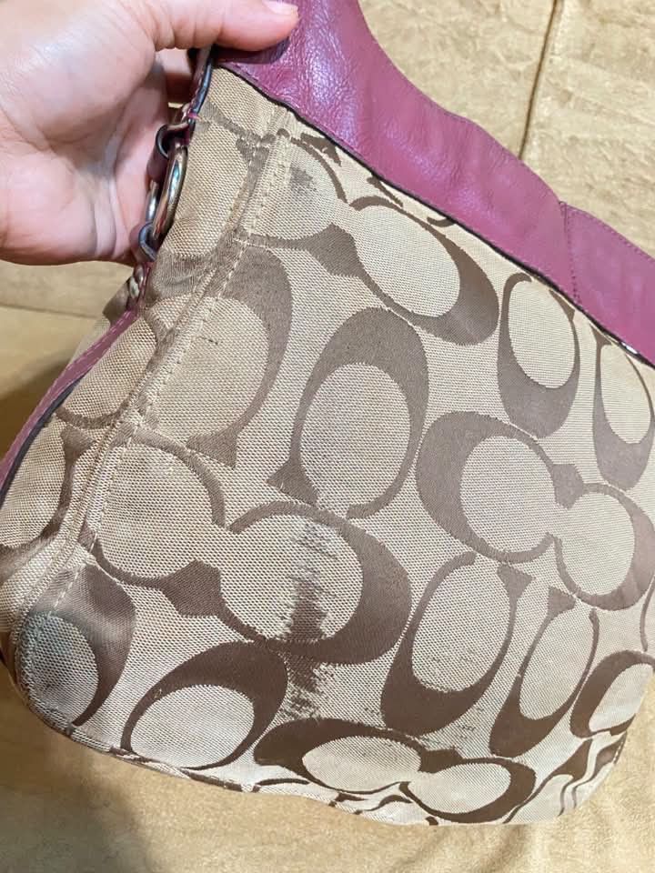 Coach Zoe (Category: Shoulder Bags) located in Dumaguete. Submitted by camillaolshoppe2 (Listing ID 1467185031, Image 3). Description: Authentic zoe May rubs lang sa likod Signs of usage sa leather at rubber lining Ang ganda pa Med/large size Please bawal sa sobrang arte gusto good as new.