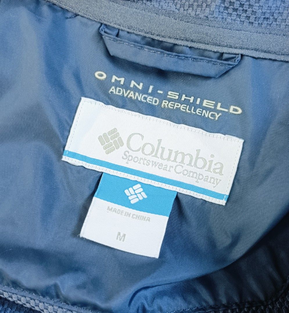 Columbia Omni-Shield (Authentic) (Category: Coats, Jackets and Outerwear) located in Cebu City. Submitted by renzecamingay (Listing ID 1467219655, Image 3). Description: Columbia Omni Shield Water Resistant Lightweight Medium (Womens) Width 19.5 Length 33 1300 Plus ship Only Thank you and GOD bless ☺️.