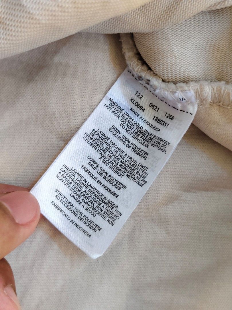 Columbia White Fleece Jacket (Category: Coats, Jackets and Outerwear) located in Currimao. Submitted by iamrenzooo (Listing ID 1467257090, Image 3). Description: 📏Tag listed as XS (Women) 📏W: 20 cm 📏L: 25 cm ✅ No damage or flaws ✅ Zipper is functional (smooth) ✅ Can send additional pictures and videos ✅ Only needs wash ✅Mode of Payment via Gcash Only ✅ Negotiable 📩 Make an offer 📩.