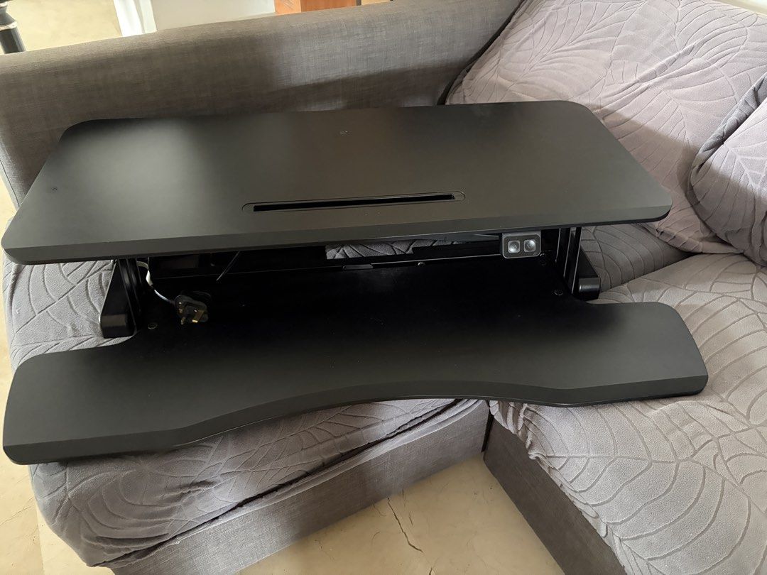 Computer Table (Category: Other Accessories) located in Singapore. Submitted by romellang59853 (Listing ID 1467239610, Image 2). Description: Electric Operated Computer Table, Pick up only..