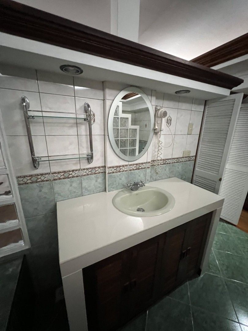 Condo Unit, Westmont Sucat (Category: Apartments & Condos) located in Las Pinas. Submitted by jesus1smysavi0r (Listing ID 1467345131, Image 1). Description: Complete amenities well maintained papers and documenta are clean.