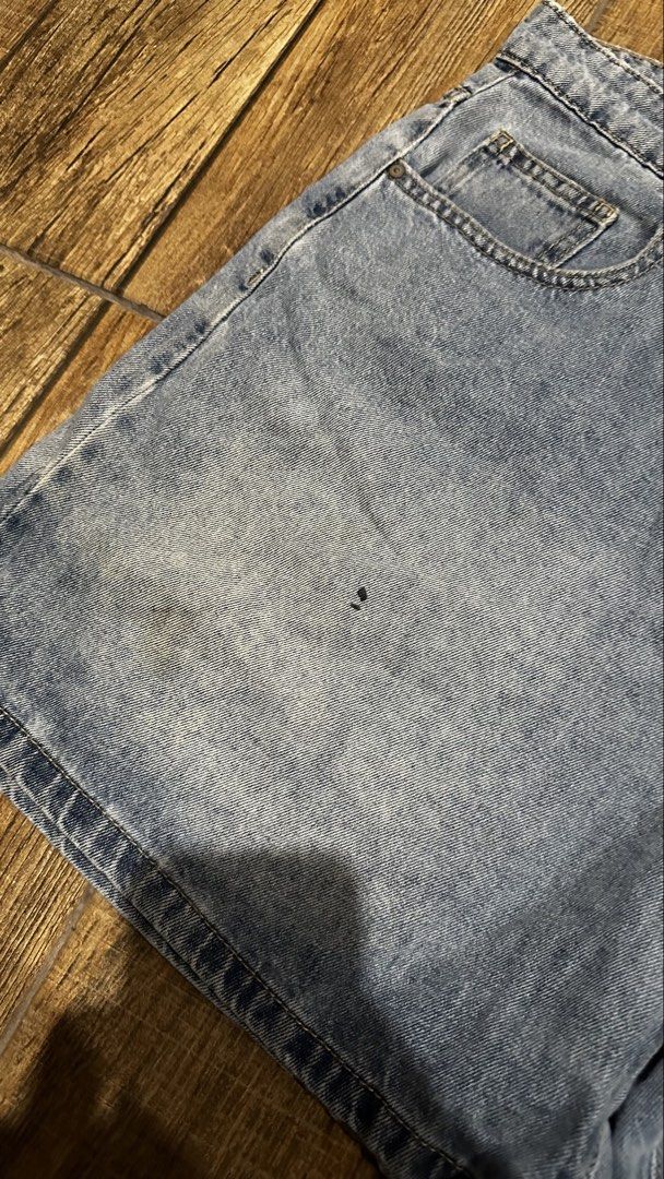 COTTON ON SHORTS (Category: Shorts) located in Manila. Submitted by urban-vintage_2 (Listing ID 1467224182, Image 3). Description: ISSUE: SEE THE PICS FOR ISSUE( NEED WASH ) MOP :GCASH ( NO COD ) SHIP VIA : LALAMOVE & J&T LOCATION : PASIG CITY LENGTH : 17 WIDTH : 30 HEM: 14.