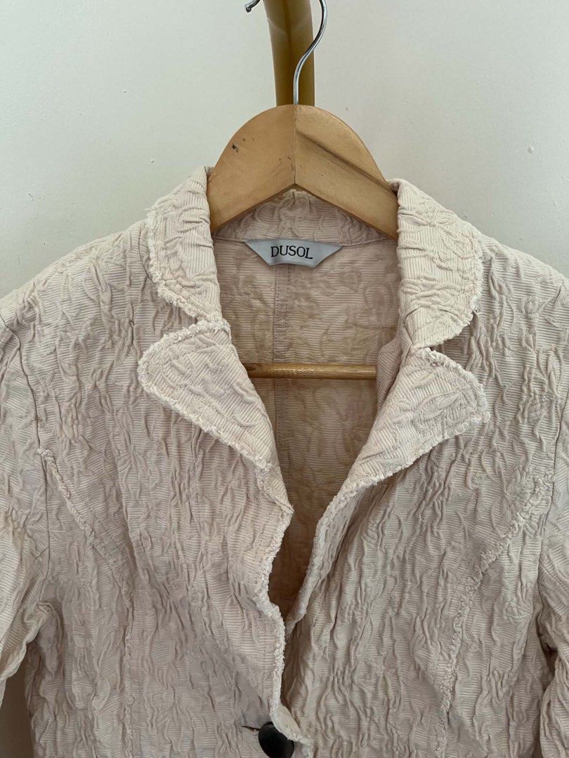 Cream Textured Blazer (Category: Coats, Jackets and Outerwear) located in Mexico. Submitted by studioleraph (Listing ID 1467182306, Image 2). Description: ‼️120 EACH ONLY 🩷 Measurements: Shoulder: 14 Chest: 17 Length: 22 Arm Hole: 12 🛍️ Perfect for your personal wardrobe or reseller business 🫶 👗 The actual item being sold is the original garment shown in the product photos. Small differences in fit, drape, color, texture, or details may occur
