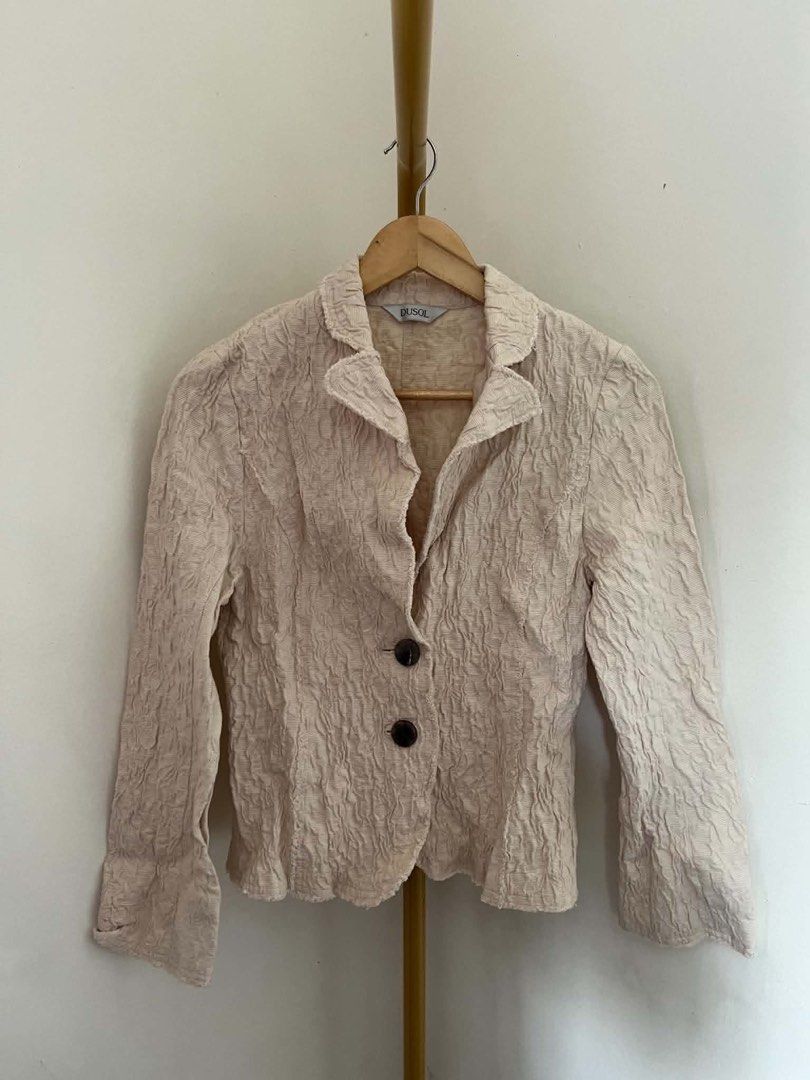 Cream Textured Blazer (Category: Coats, Jackets and Outerwear) located in Mexico. Submitted by studioleraph (Listing ID 1467182306, Image 1). Description: ‼️120 EACH ONLY 🩷 Measurements: Shoulder: 14 Chest: 17 Length: 22 Arm Hole: 12 🛍️ Perfect for your personal wardrobe or reseller business 🫶 👗 The actual item being sold is the original garment shown in the product photos. Small differences in fit, drape, color, texture, or details may occur
