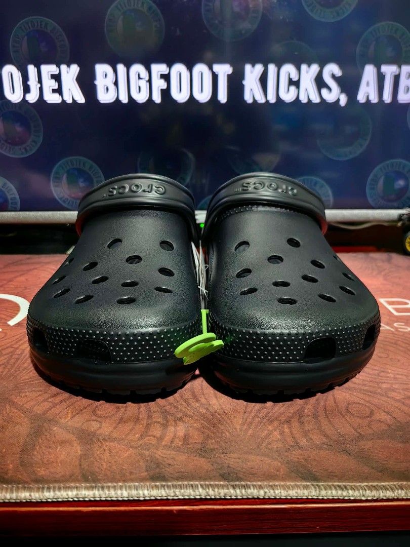 Crocs Classic clog size 13 US (Category: Slippers & Slides) located in Pasig City. Submitted by titojek (Listing ID 1467298900, Image 2). Description: ⚠️ For sale only. 🔥 Brand new and legit Cr0cs Classic clog size 13 US. 💵 2,400. Fixed price (3,495 SRP) 🛵 Lalamove or Grab ✈️ J&T and JRS (no rush shipping) 💳 Payment • Gcash or Security Bank ❌ Wala na akong meet up. ❌ Walang COD/COP. ❌ Walang Sh0pee checkout. 📍Pinagbuhatan, Pasig City 💡Actua