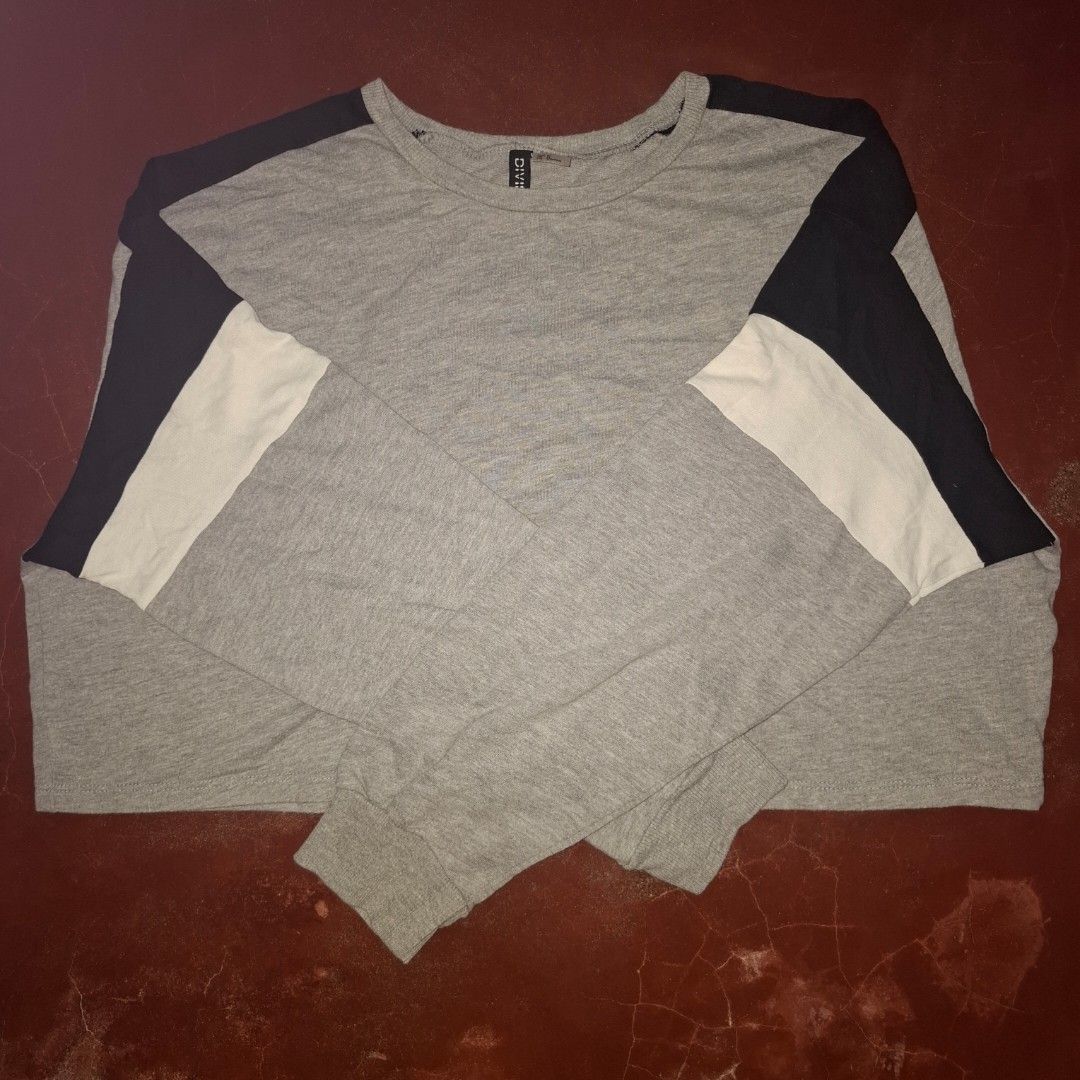 Cropped long sleeve (Category: Longsleeves) located in Adams. Submitted by frog_and_clover (Listing ID 1467313952, Image 1). Description: cropped long sleeve, can fit small to medium..