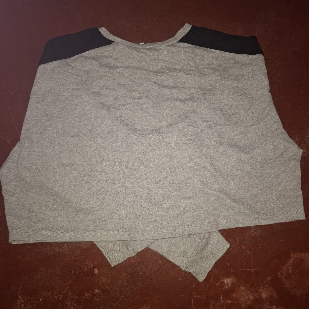 Cropped long sleeve (Category: Longsleeves) located in Adams. Submitted by frog_and_clover (Listing ID 1467313952, Image 3). Description: cropped long sleeve, can fit small to medium..