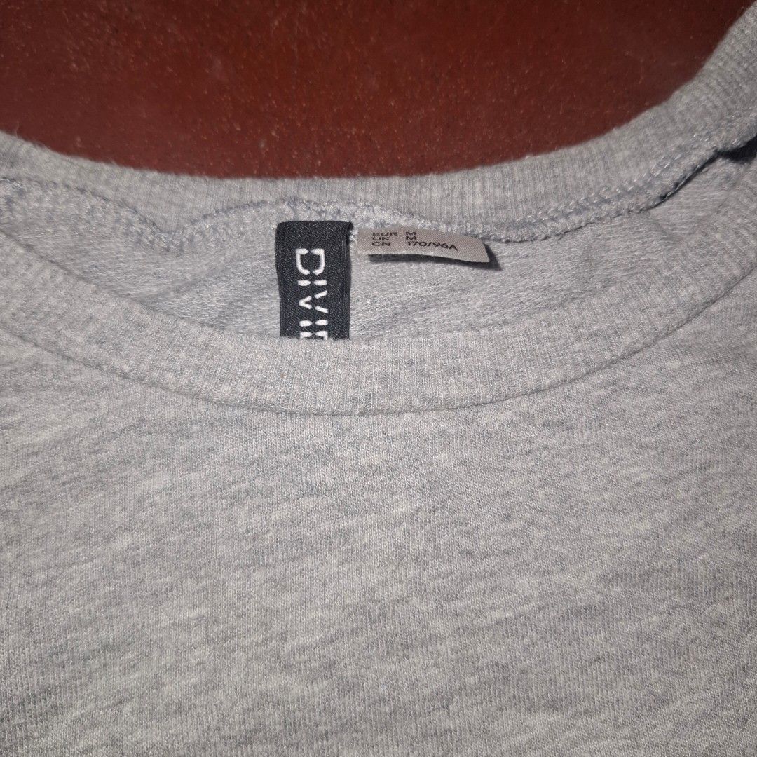 Cropped long sleeve (Category: Longsleeves) located in Adams. Submitted by frog_and_clover (Listing ID 1467313952, Image 2). Description: cropped long sleeve, can fit small to medium..
