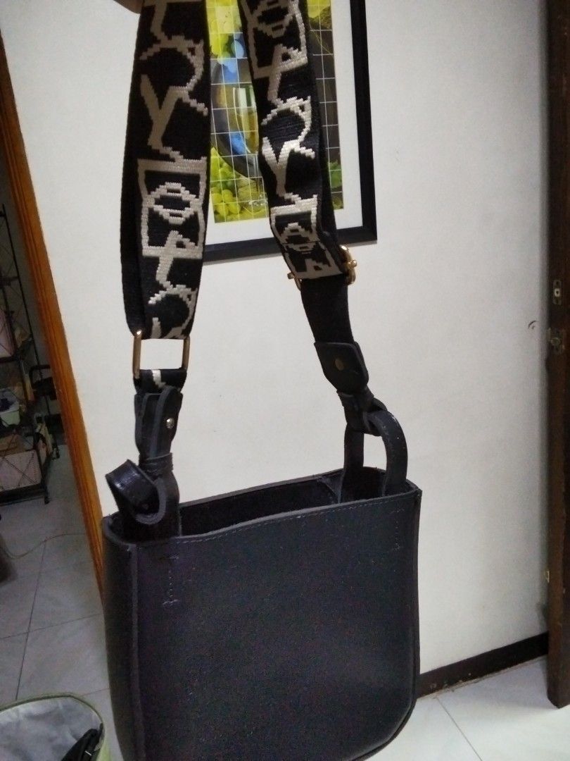 Crossbody bag (Category: Cross-body Bags) located in Antipolo. Submitted by olayerm1213 (Listing ID 1467193550, Image 1). Description: .