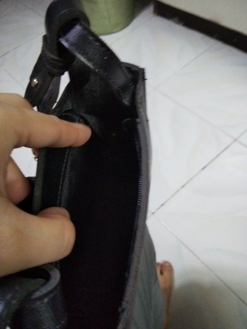 Crossbody bag (Category: Cross-body Bags) located in Antipolo. Submitted by olayerm1213 (Listing ID 1467193550, Image 3). Description: .