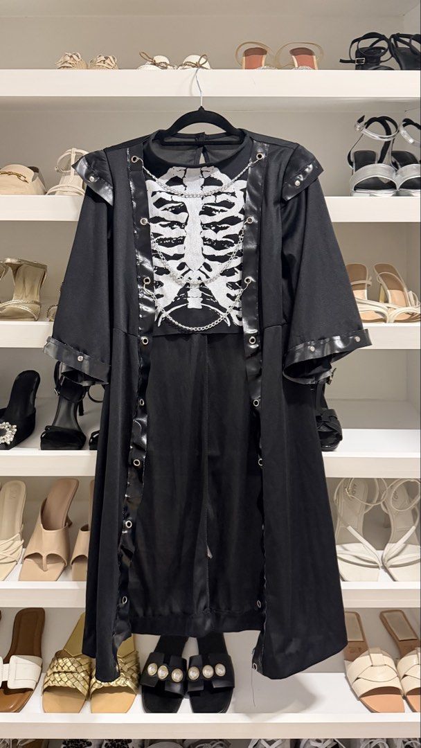 Crypt Master Kids Halloween Costume (Category: Babies & Kids Fashion) located in Quezon City. Submitted by closetcleanupfairy (Listing ID 1467187107, Image 1). Description: For 6-7 years old Includes: Black long robe with faux leather trim, grommets, and chains; inner shirt with white rib cage print.