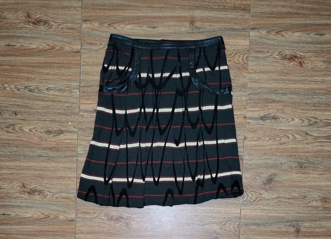CUSTO BARCELONA - Midi Skirt (Category: Skirts) located in Manila. Submitted by espesyaloffer (Listing ID 1467362766, Image 1). Description: CUSTO BARCELONA - Midi Skirt Condition : 9/10 Size : 42 Dimensions⬇️ Waist : 32 Length : 22 Flaws : none P1,880 + sf.