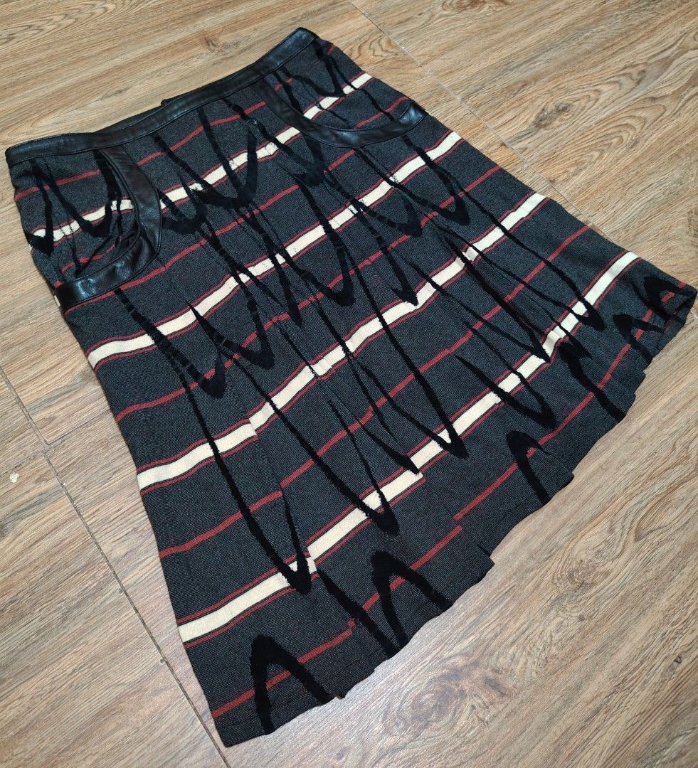 CUSTO BARCELONA - Midi Skirt (Category: Skirts) located in Manila. Submitted by espesyaloffer (Listing ID 1467362766, Image 3). Description: CUSTO BARCELONA - Midi Skirt Condition : 9/10 Size : 42 Dimensions⬇️ Waist : 32 Length : 22 Flaws : none P1,880 + sf.