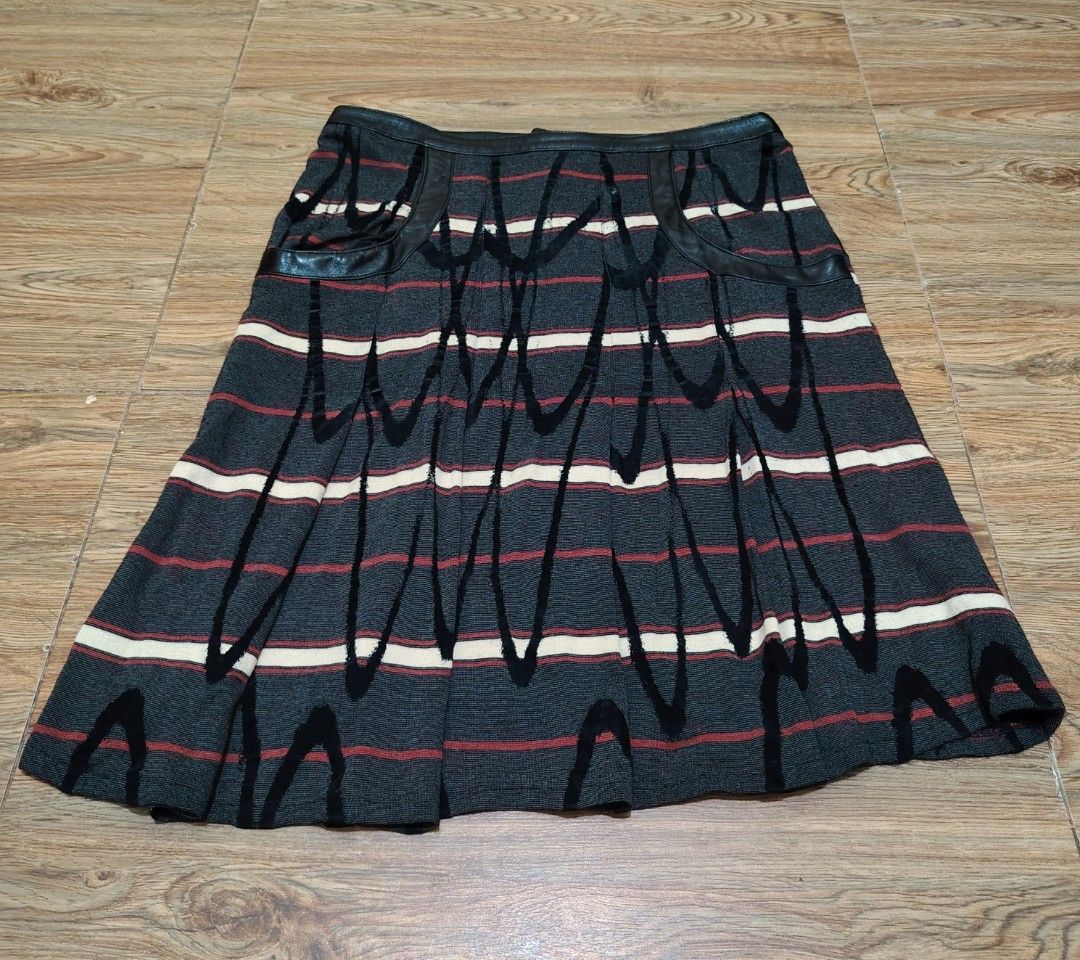 CUSTO BARCELONA - Midi Skirt (Category: Skirts) located in Manila. Submitted by espesyaloffer (Listing ID 1467362766, Image 2). Description: CUSTO BARCELONA - Midi Skirt Condition : 9/10 Size : 42 Dimensions⬇️ Waist : 32 Length : 22 Flaws : none P1,880 + sf.