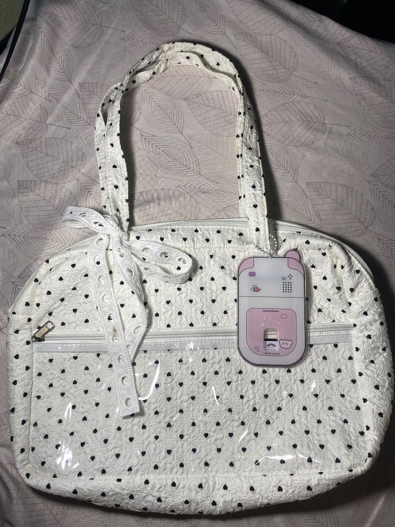 Cute Big Sling Bag (Category: Sling Bags) located in Caloocan City. Submitted by freepenguin.eee5de (Listing ID 1467286471, Image 1). Description: Only used once. The zipper broke but still be fixed by the tailor. Reason for selling: I don’t want to use it.
