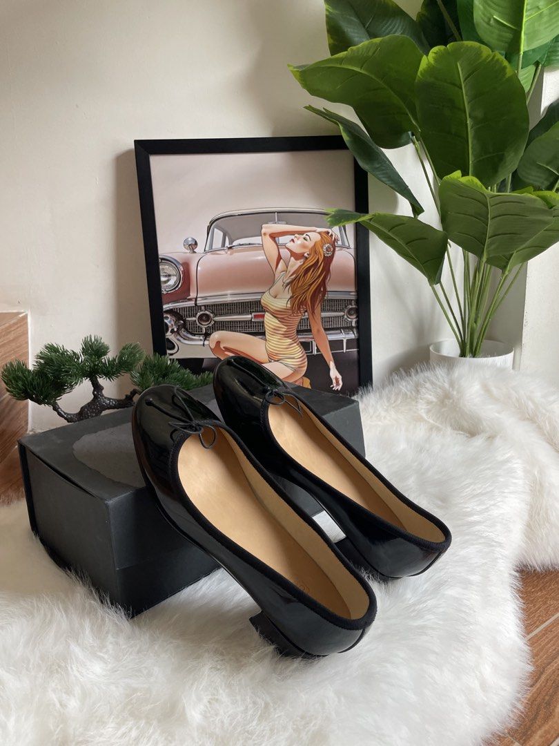 Cuzzy Muzzy Black Patent Leather Ballet Flats (Category: Flats & Sandals) located in Bulacan. Submitted by johnivanqu27099 (Listing ID 1467219760, Image 2). Description: Cuzzy Muzzy Black Patent Leather Ballet Flats * Size: 235 (1.5) — approx. EU 37 * Complete package with original box * Price: ₱999 — negotiable for sure buyer. PM for inquiries. First come, first served..