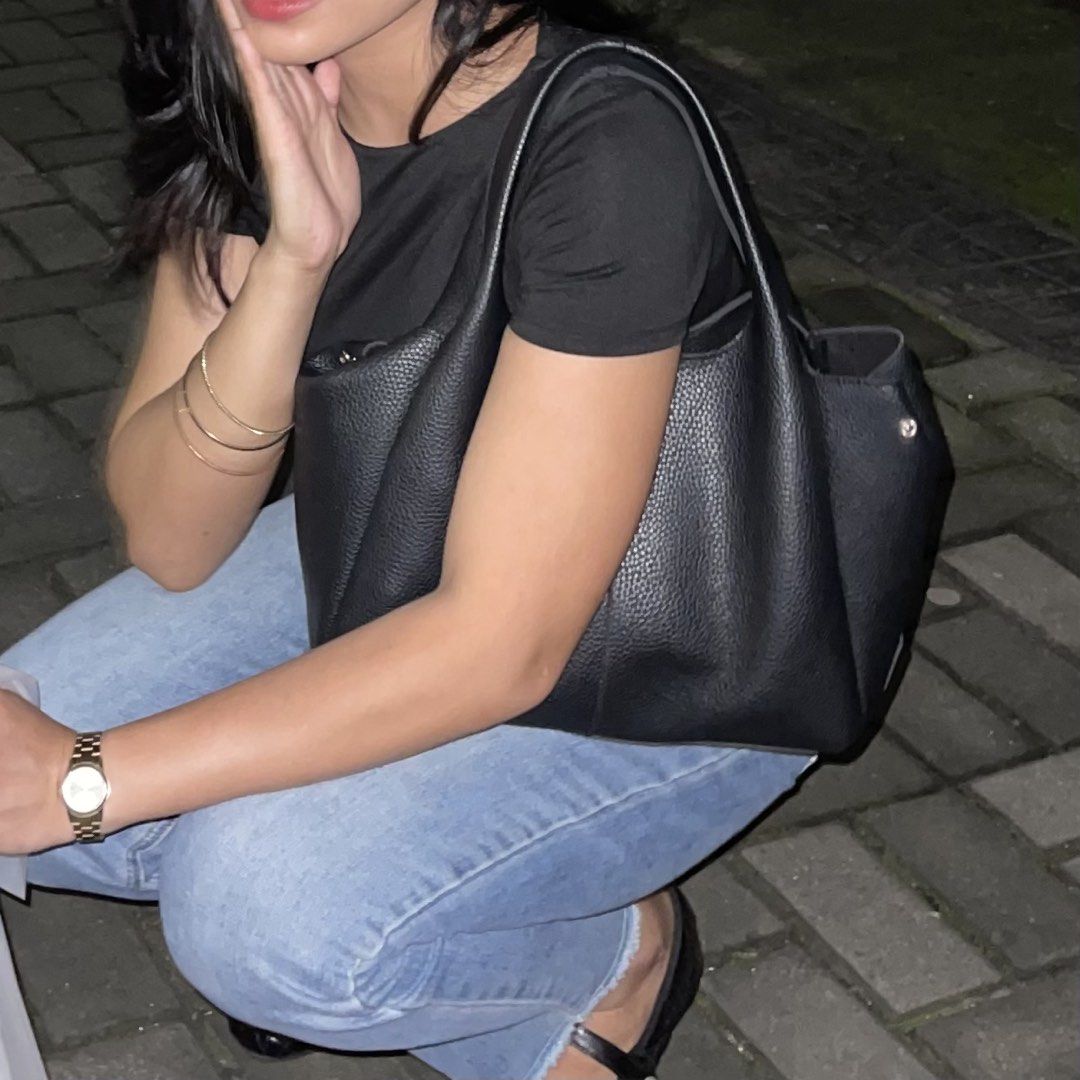 Daily Carry Black Pebble Bag (Category: Shoulder Bags) located in Makati City. Submitted by shopwith_faye (Listing ID 1467266673, Image 1). Description: Daily Carry Black Pebble Bag With Dust Bag Original Price:₱1,299.