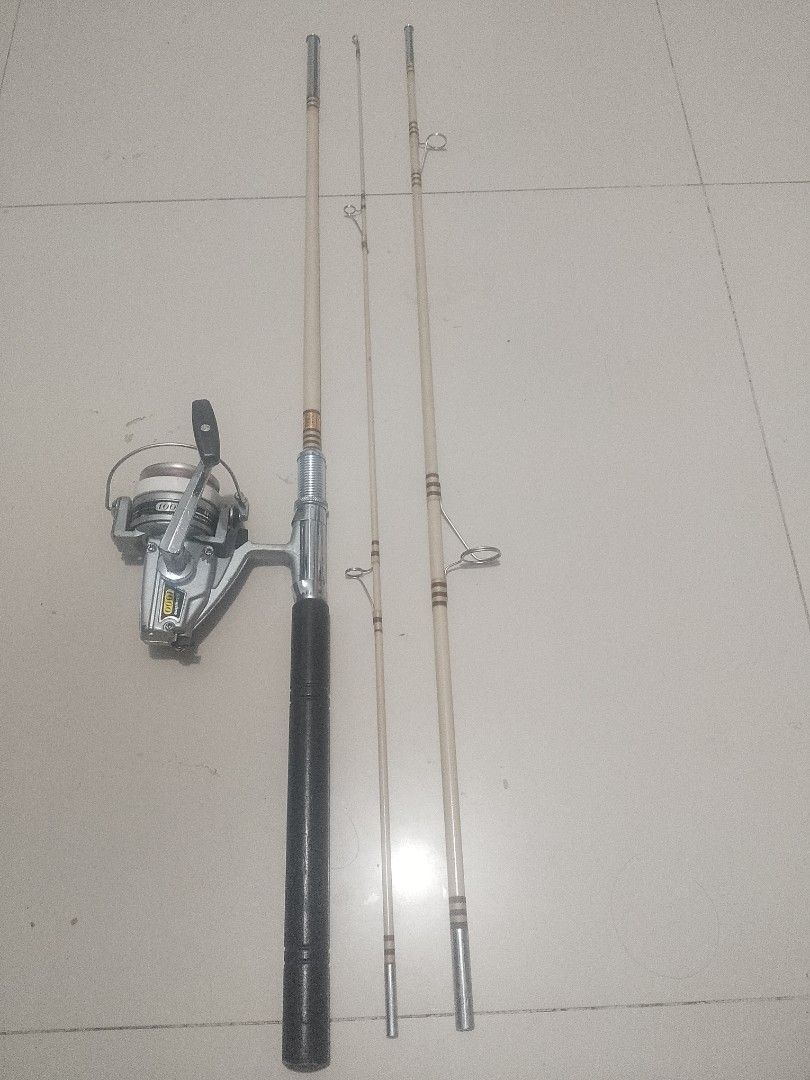 Daiwa silverline (Category: Fishing) located in Cavite. Submitted by authentickids_wear (Listing ID 1467323711, Image 1). Description: Product Specifications Gear Ratio: 1 : 3.9 Sizing Equivalent: Roughly equivalent to a modern 2500 size reel (40mm spool diameter under the old Daiwa legacy sizing charts) Estimated Max Drag: 6–8 kg Handle Retrieve: Interchangable (Left / Right hand retrieve) Construction: Classic metal body configuration typical o