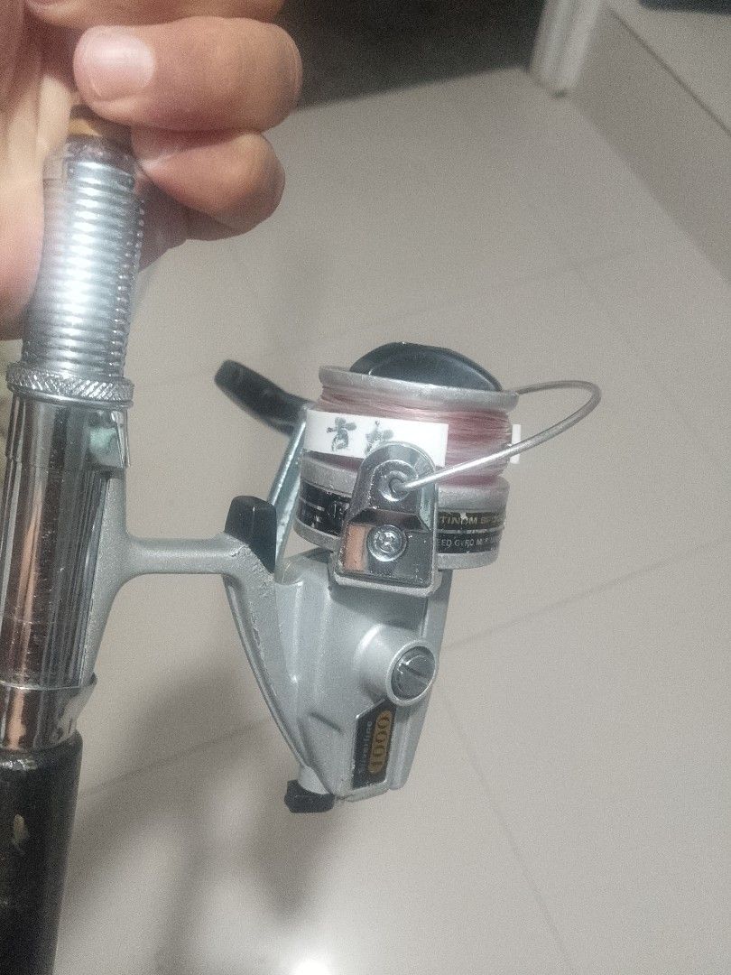 Daiwa silverline (Category: Fishing) located in Cavite. Submitted by authentickids_wear (Listing ID 1467323711, Image 2). Description: Product Specifications Gear Ratio: 1 : 3.9 Sizing Equivalent: Roughly equivalent to a modern 2500 size reel (40mm spool diameter under the old Daiwa legacy sizing charts) Estimated Max Drag: 6–8 kg Handle Retrieve: Interchangable (Left / Right hand retrieve) Construction: Classic metal body configuration typical o