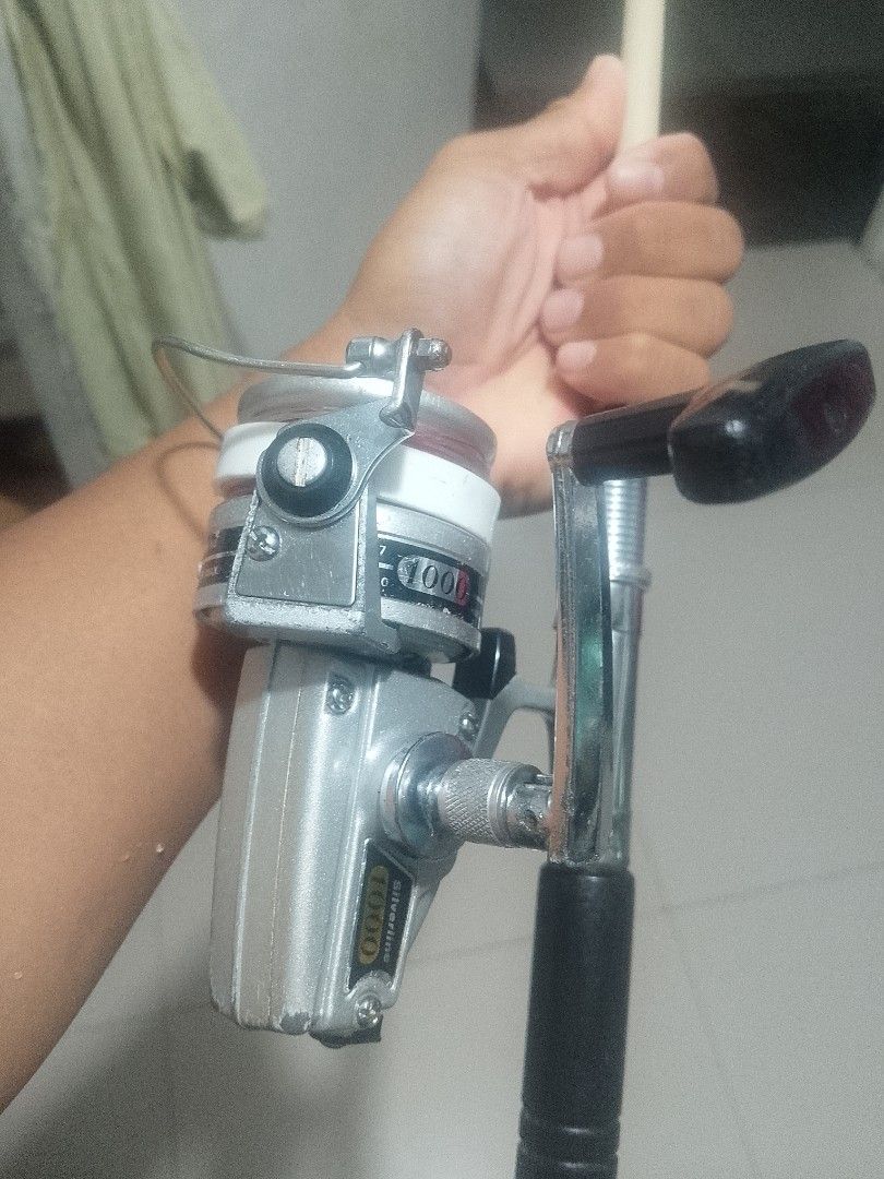 Daiwa silverline (Category: Fishing) located in Cavite. Submitted by authentickids_wear (Listing ID 1467323711, Image 3). Description: Product Specifications Gear Ratio: 1 : 3.9 Sizing Equivalent: Roughly equivalent to a modern 2500 size reel (40mm spool diameter under the old Daiwa legacy sizing charts) Estimated Max Drag: 6–8 kg Handle Retrieve: Interchangable (Left / Right hand retrieve) Construction: Classic metal body configuration typical o