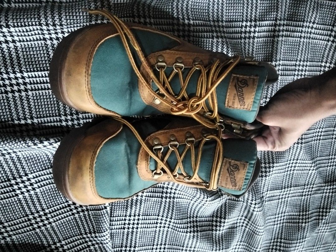 DANNER jag distressed brown teal boot (Category: Boots) located in Angeles City. Submitted by jnwsurplus (Listing ID 1467267496, Image 1). Description: plsss seepictures color vary due of light.