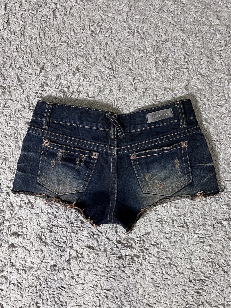 dark denim shorts (Category: Shorts) located in Davao. Submitted by fromadollscloset (Listing ID 1467302458, Image 2). Description: [READ MY BIO FIRST!] ⭐️ description ⭐️ - runs mid-waist - material: denim ⭐️ other deets ⭐️ - for meet-up: around roxas area - for delivery/shipping: s/df will be shouldered by the buyer! .