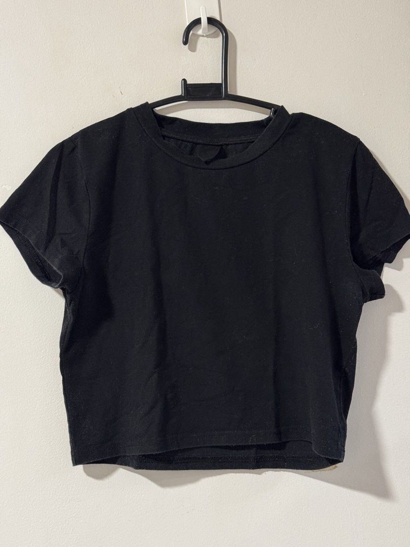 Dazy Black Crop T shirt Size S (Category: Shirts) located in Marikina City. Submitted by punch.studioph (Listing ID 1467185620, Image 2). Description: Dazy T Shirt Size S Crop Tee.