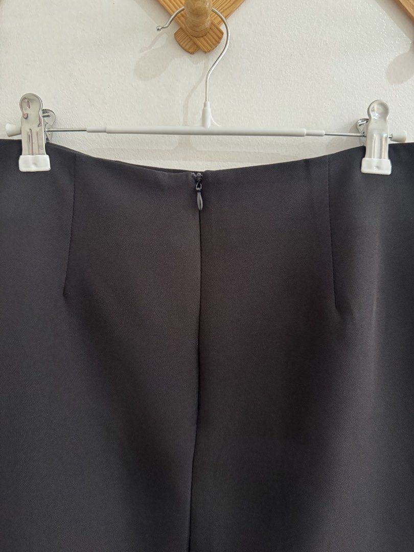 Dazy Black Skirt Size M (Category: Skirts) located in Makati City. Submitted by the.archives (Listing ID 1467210572, Image 3). Description: - Brand: Dazy - Size: M (tag attached) - Material: 95% polyester, 5% elastane - Closure: Hidden back zipper - Size: waist: 70cm, hips: 96cm, length: 44cm 🗓️ Weekdays: can arrange pickup from SM Podium, Mandaluyong City 🗓️ Weekends: can arrange pickup from Cavite thru j&t.