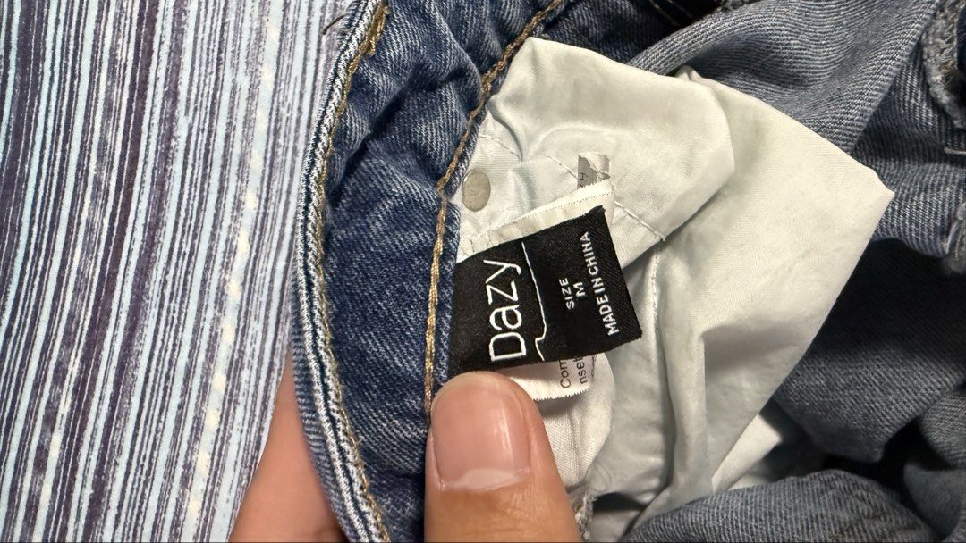Dazy Blue Denim Wide Leg Jeans Size M (Category: Jeans) located in Caloocan City. Submitted by kobeeeee_12 (Listing ID 1467230185, Image 3). Description: - Brand: Dazy - Size: M - Color/Wash: Medium blue wash - Fit: Wide leg silhouette with relaxed hips and thighs - Details: Classic five-pocket styling, front zip fly, standard belt loops - Condition: Clean hems, solid stitching, excellent ready-to-wear condition.