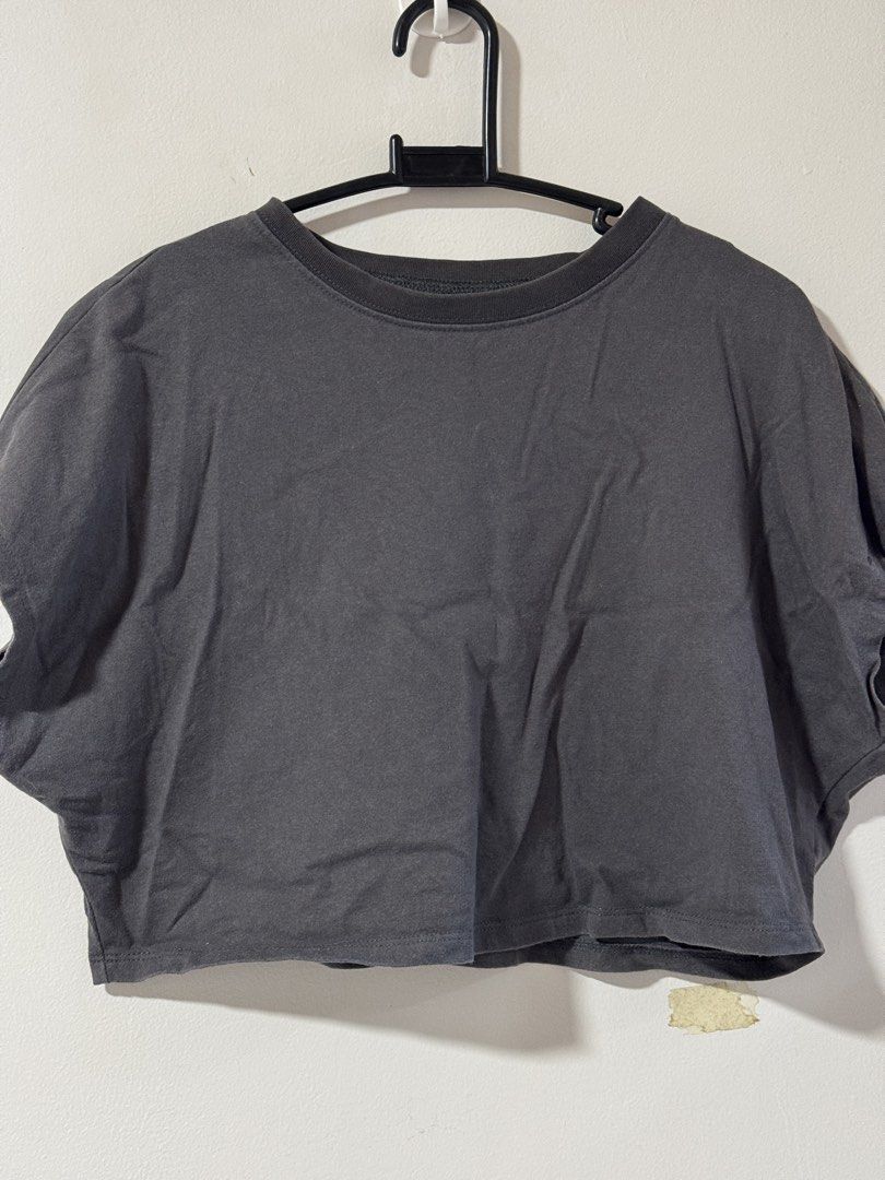 Dazy Gray Crop T shirt Size S (Category: Shirts) located in Marikina City. Submitted by punch.studioph (Listing ID 1467184783, Image 2). Description: Dazy Size S Crop Gray T shirt.