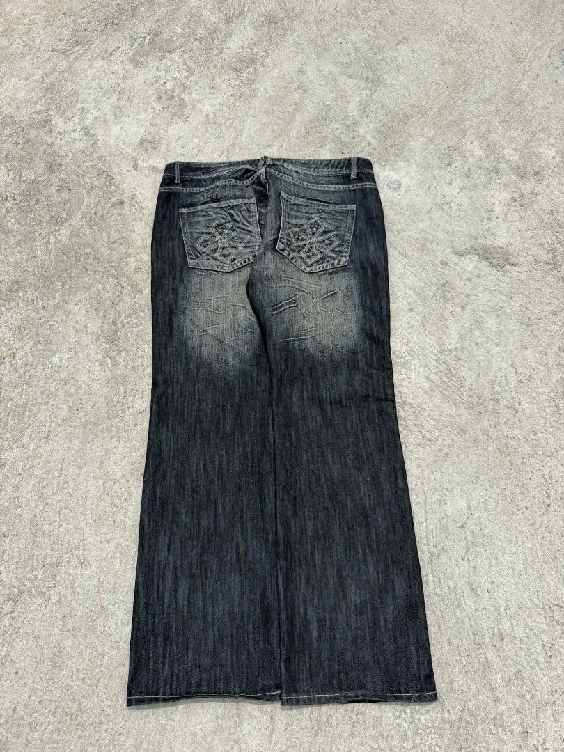 DE BORN IN LOS ANGELES (Category: Jeans) located in Urdaneta. Submitted by hadesthrift08 (Listing ID 1467302695, Image 2). Description: .