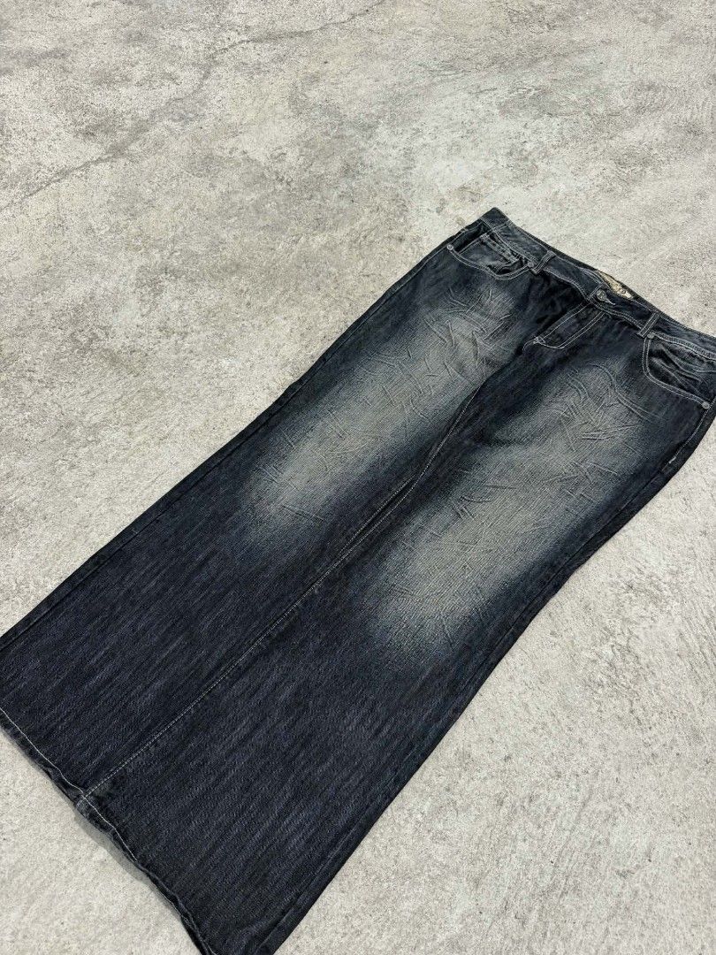 DE BORN IN LOS ANGELES (Category: Jeans) located in Urdaneta. Submitted by hadesthrift08 (Listing ID 1467302695, Image 3). Description: .