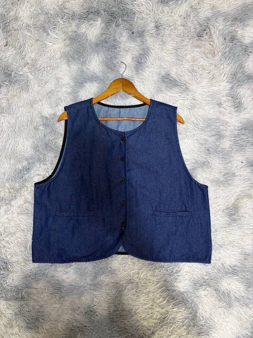 Denim Cropped Vest (Category: Others Tops) located in Batangas. Submitted by buy3get1freerandom (Listing ID 1467325239, Image 1). Description: Bust: 48” via tape measure Length: 22” via tape measure Condition: 9/10 Flaw/s: None ✅ Both side pockets 📌 FIRST TO PAY BASIS 📌 Please manage your expectations, as these are preloved items. 📌 No when worn photos Message me to get this item! 😎.