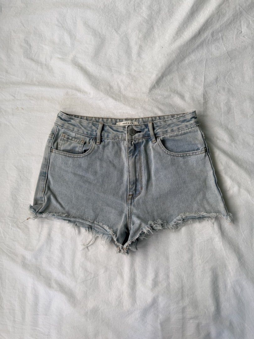 Denim shorts (Category: Shorts) located in Tarlac. Submitted by el401_ (Listing ID 1467172576, Image 1). Description: Size 29 Length 11.
