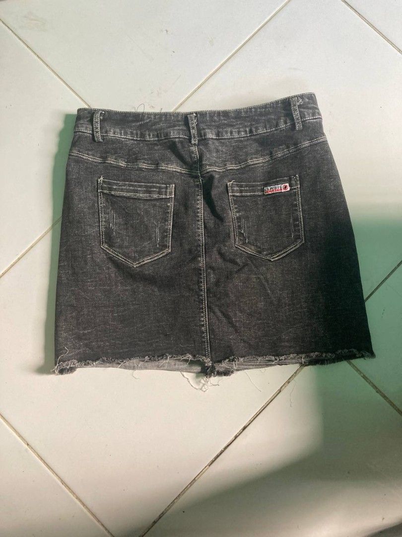 denim skirt with sequin hem distressed details (Category: Skirts) located in Liloan. Submitted by jonahmayaa (Listing ID 1467222302, Image 2). Description: - size: 28-30 inch (stretchy) - length: 14 inch - acid black with a raw frayed hem - has four pockets - stitching details on pockets and a small branded patch on the right pocket rfs: decluttering location: liloan, cebu mop: gcash/maribank mod: j&t ( sf shouldered by buyer) meet up: sm city ce