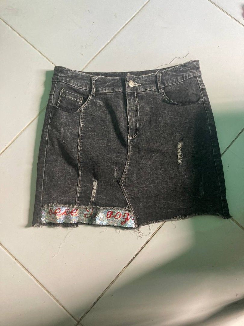denim skirt with sequin hem distressed details (Category: Skirts) located in Liloan. Submitted by jonahmayaa (Listing ID 1467222302, Image 1). Description: - size: 28-30 inch (stretchy) - length: 14 inch - acid black with a raw frayed hem - has four pockets - stitching details on pockets and a small branded patch on the right pocket rfs: decluttering location: liloan, cebu mop: gcash/maribank mod: j&t ( sf shouldered by buyer) meet up: sm city ce