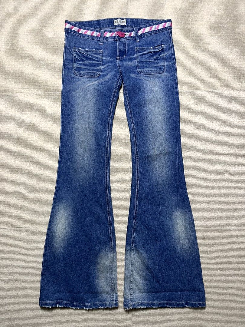 d.i.a bootcut jeans (Category: Jeans) located in Lianga. Submitted by fritzie.mae.l (Listing ID 1467258472, Image 1). Description: Waistline:32 Rise:6.5(low waist) length:41 see last 3 pic for the issue.