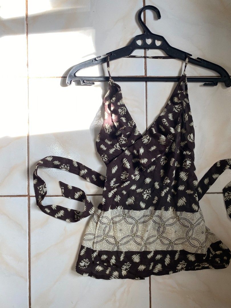 Diesel Brown Halter Top Size S (Category: Sleeveless) located in Roxas City. Submitted by xyddvs (Listing ID 1467189252, Image 2). Description: - Brand/Style: Diesel Brown Halter Top - Size: S - Origin: Made in Hong Kong - Material: Lightweight fabric - Design: Abstract pattern with a neat graphic print across the front and adjustable tie-back ribbons - Condition/Vibe: Great for warm weather and sunny days.