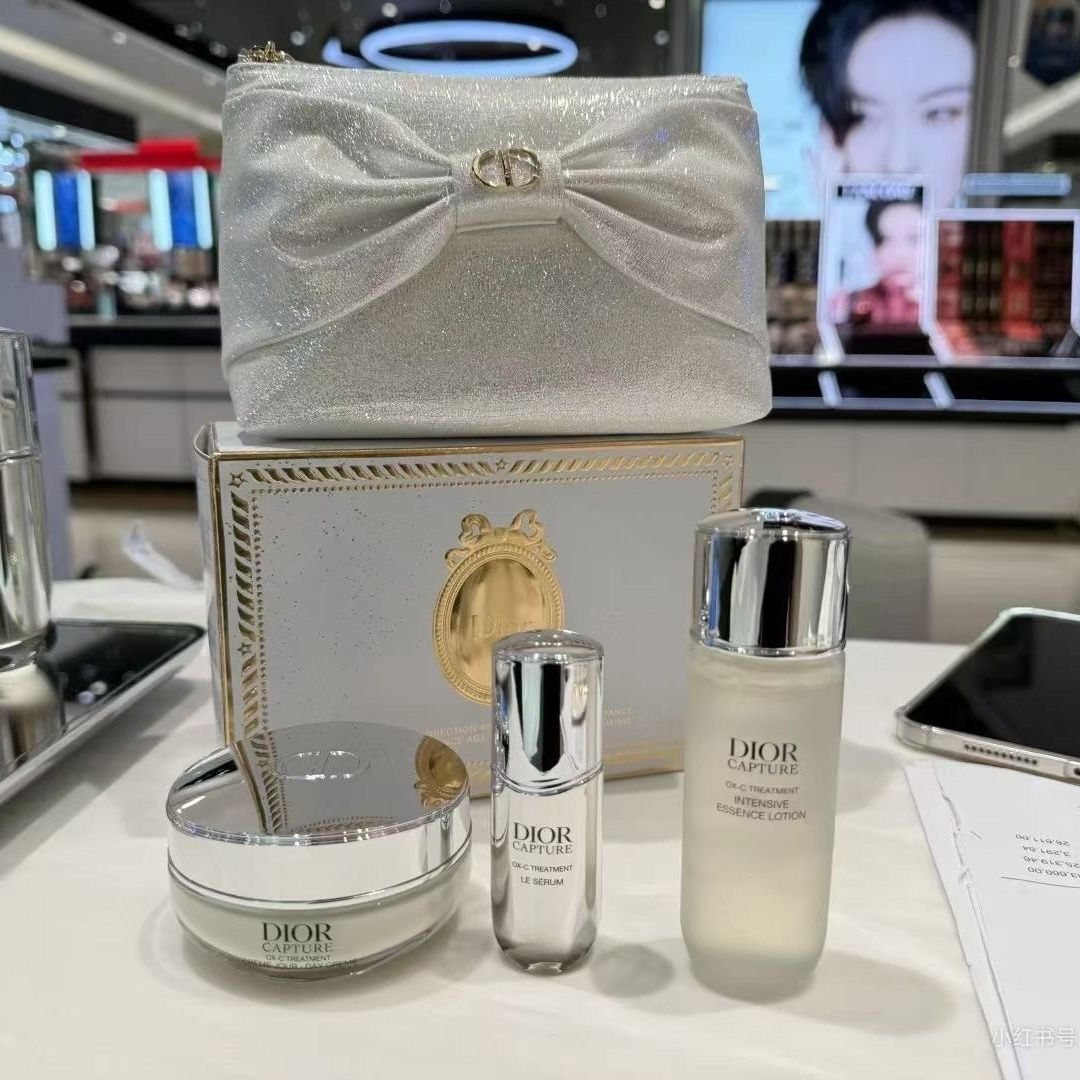Dior 七夕2026限定少女蝴蝶結化妝包收納新款便攜 （分類：飾物架、飾物盒、飾物收納盒）位於 Hong Kong。 由 japanpriceoff 提交（商品編號 1467349422，圖片 2）。簡介： 。