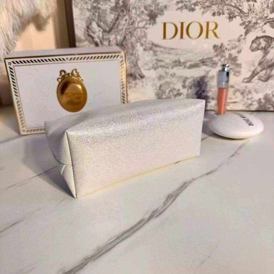 Dior 七夕2026限定少女蝴蝶結化妝包收納新款便攜 （分類：飾物架、飾物盒、飾物收納盒）位於 Hong Kong。 由 japanpriceoff 提交（商品編號 1467349422，圖片 6）。簡介： 。