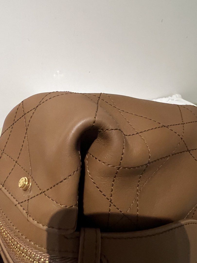 Dior Medium D-Journey Bag （分類：手袋及銀包）位於 Hong Kong。 由 yinsee00 提交（商品編號 1467274462，圖片 3）。簡介： Bought in Time Square Dior shop in 2025. used less than 3 times , it looks like new. with dust bag, receipt 。